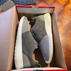Size 10 - Nike Roshe Run Gray - Worn Once